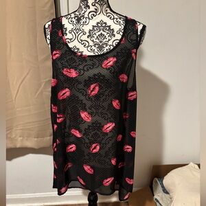 Torrid Black and Pink Lip Print Women's Top